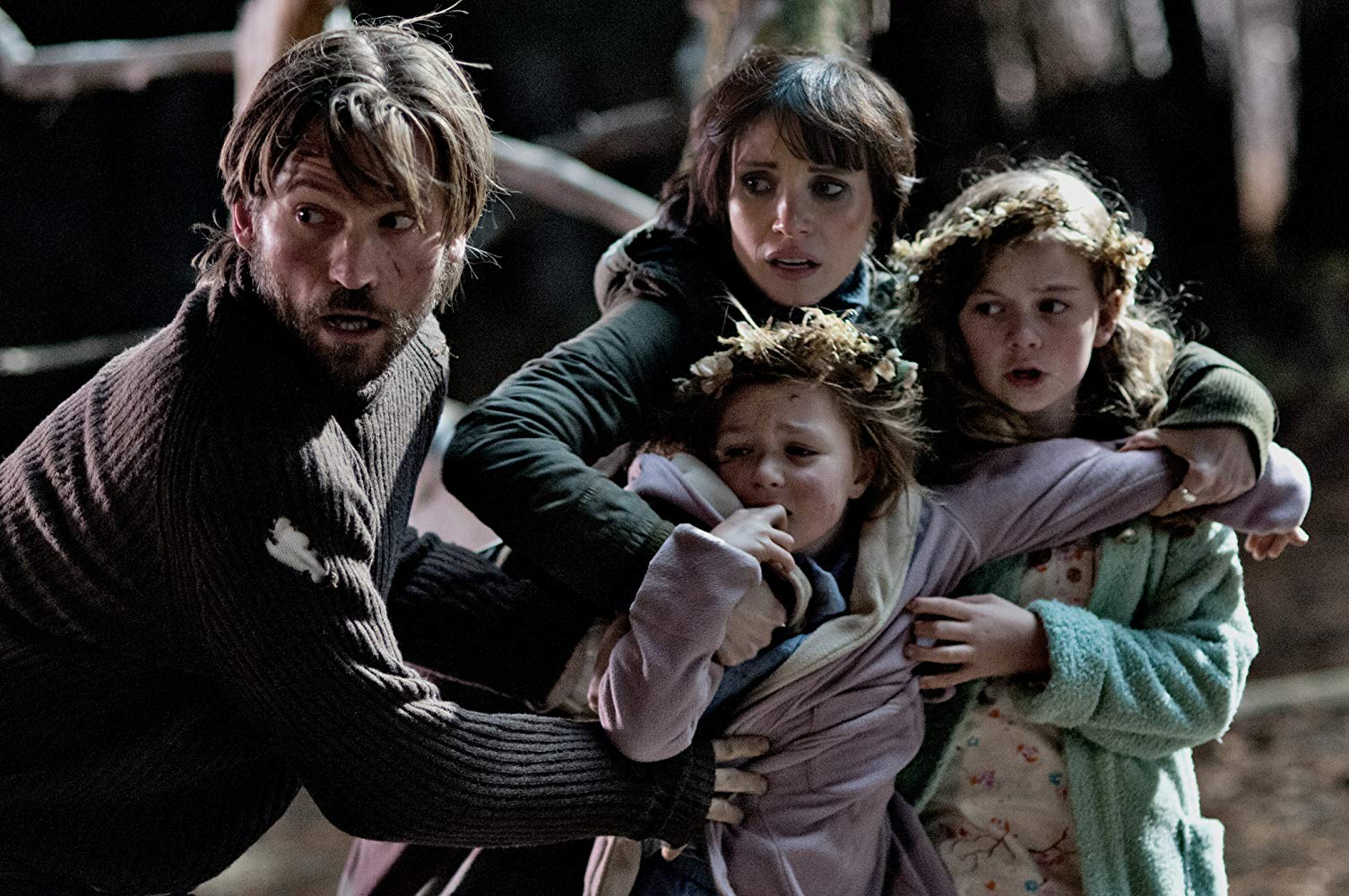 Nikolaj Coster-Waldau and Jessica Chastain and the two girls Isabelle Nelisse and Megan Charpentier try to get away from Mama (2013)