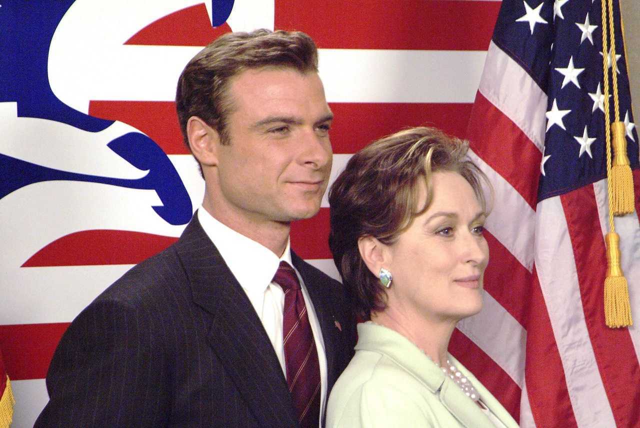 Raymond Shaw (Liev Schreiber) and his mother Meryl Streep in The Manchurian Candidate (2004)