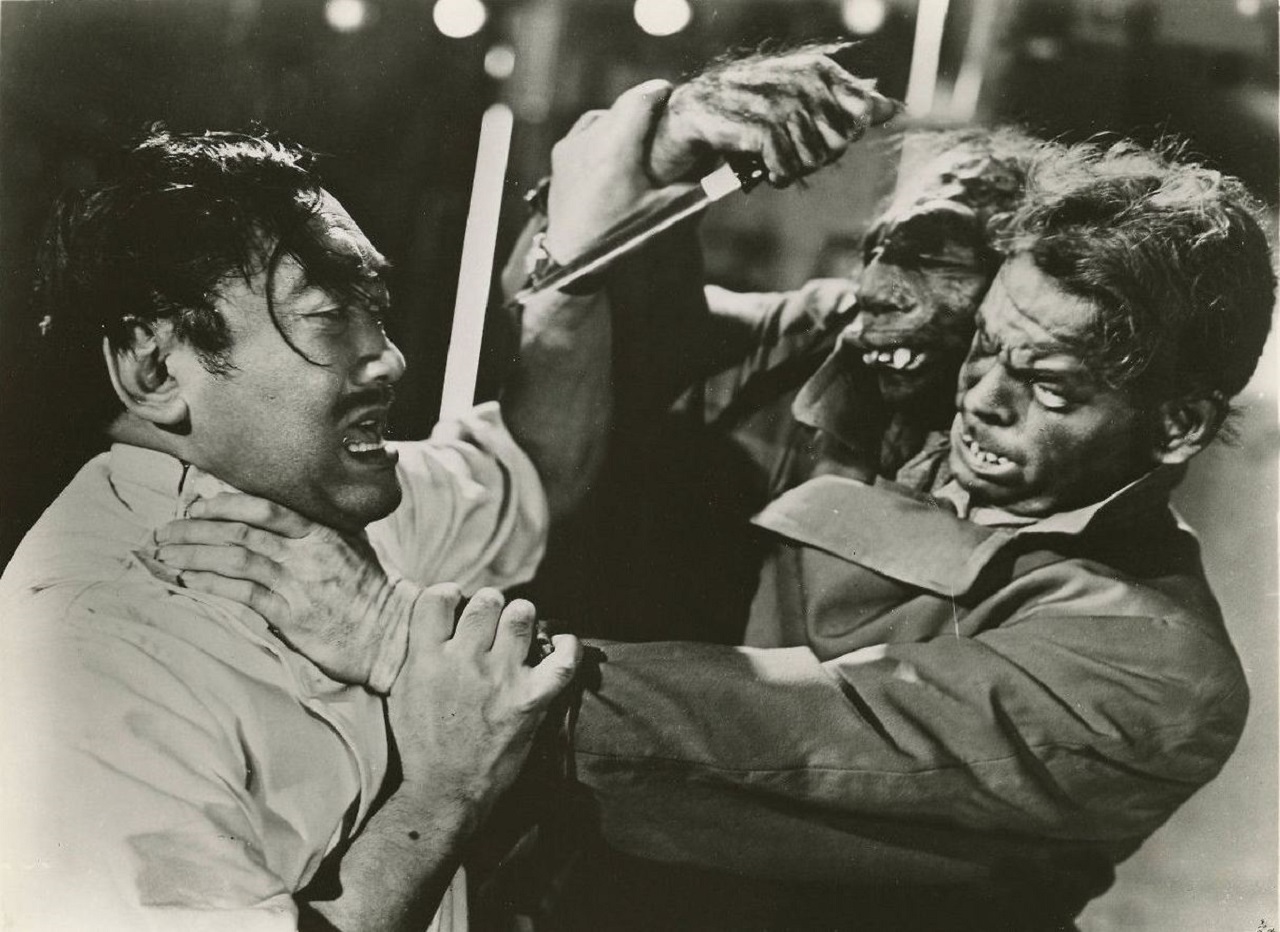 A two-headed Peter Dyneley attacks Satoshi Nakamura in The Manster (1959)