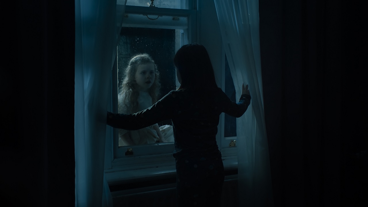 Leah (Kiera Thompson) invites in ghost girl Rachel (Sienna Sayer) in Martyrs Lane (2021)