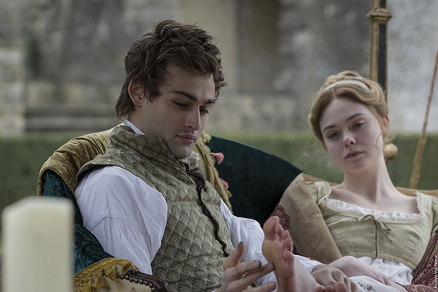 Percy Bysshe Shelley (Douglas Booth) and Mary Shelley (Elle Fanning)