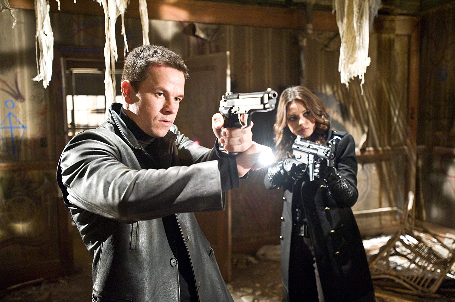 Max Payne (Mark Wahlberg) and Mona Sax (Mila Kunis) in Max Payne (2008)