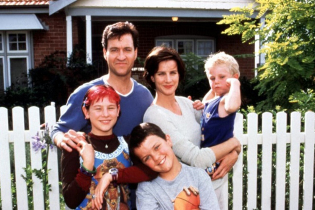 Rachel Griffith, husband David Roberts and children Yael Stone, Shaun Loseby and Trent Sullivan in Me Myself I (1999)