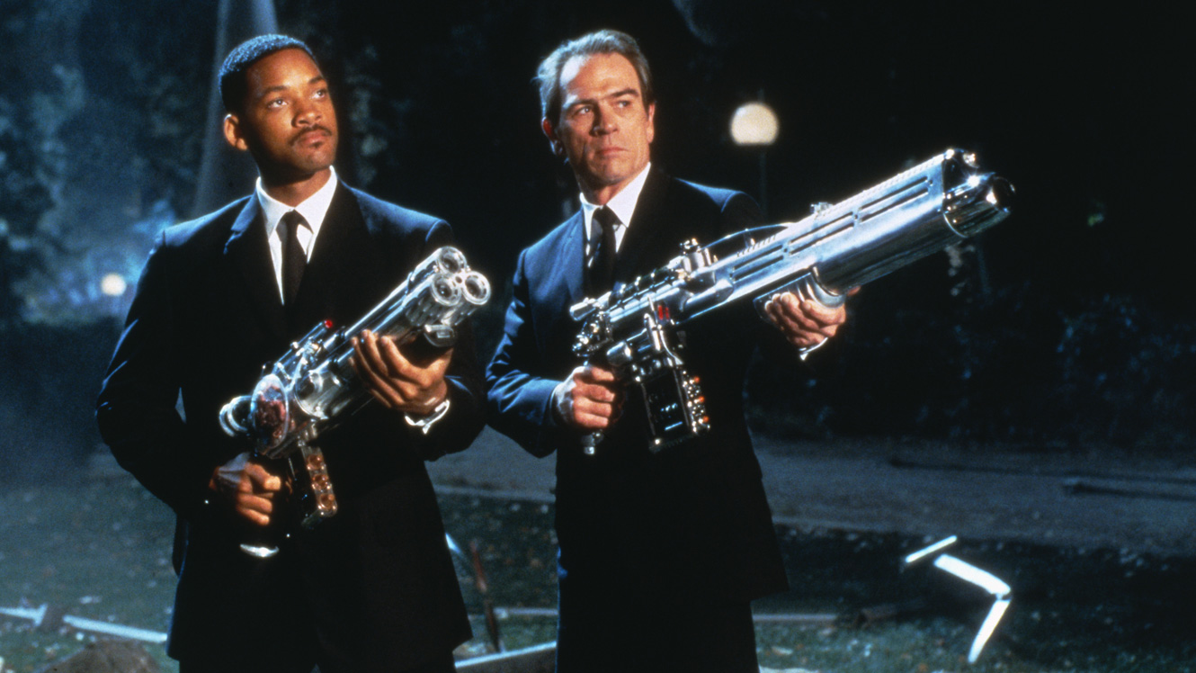 (l to r) Agents J (Will Smith) and K (Tommy Lee Jones) preparing to defend against alien invasion in Men in Black (1997)