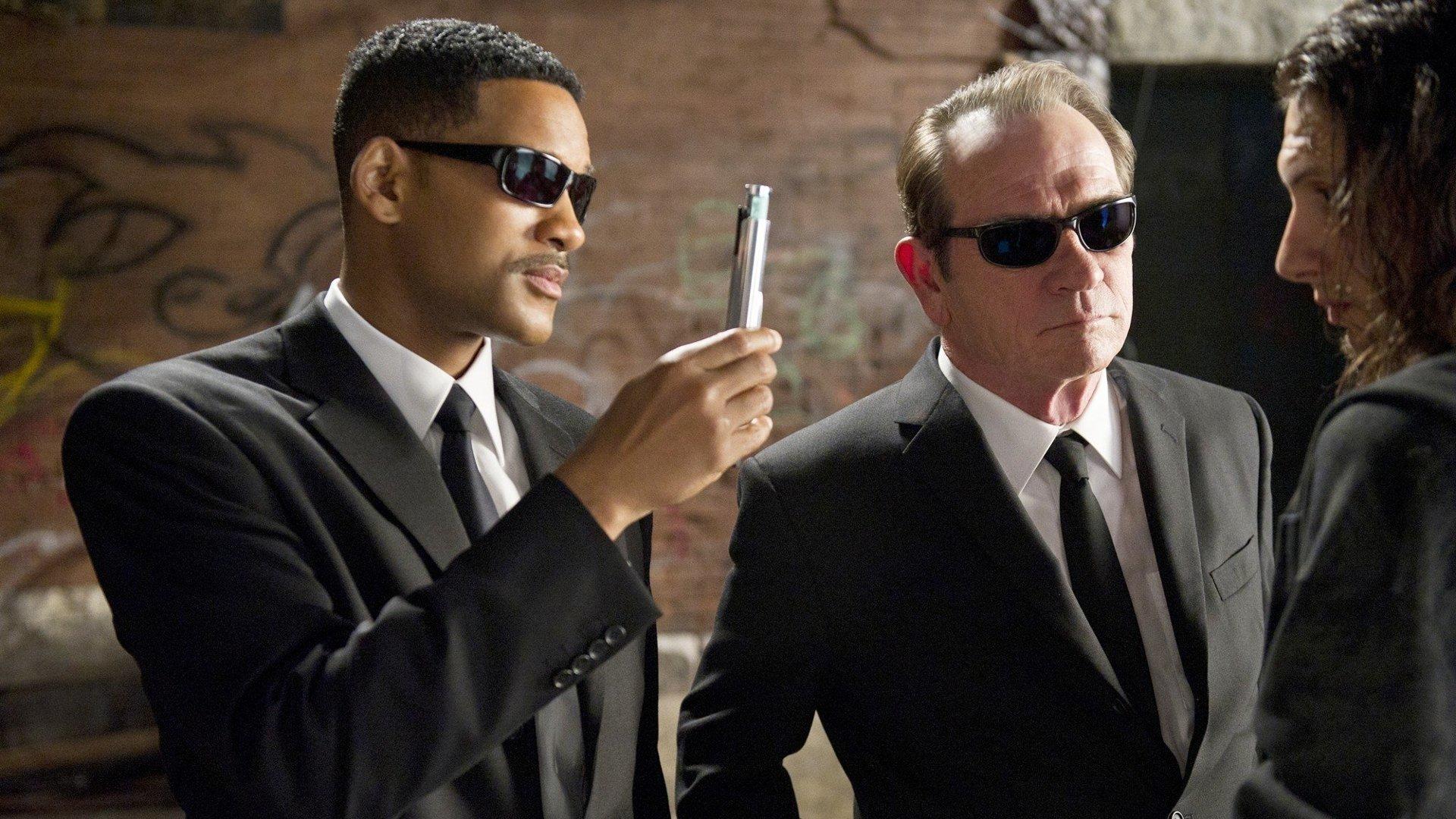 (l to r) Agents J (Will Smith) and K (Tommy Lee Jones) prepare to neuralise a subject in Men in Black (1997)