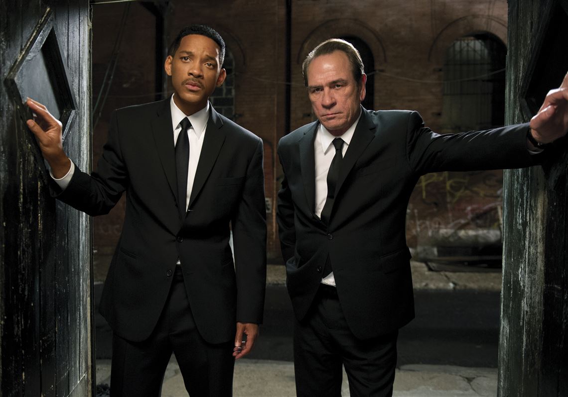 (l to r) Agents J (Will Smith) and K (Tommy Lee Jones) back in action in Men in Black 3 (2012)