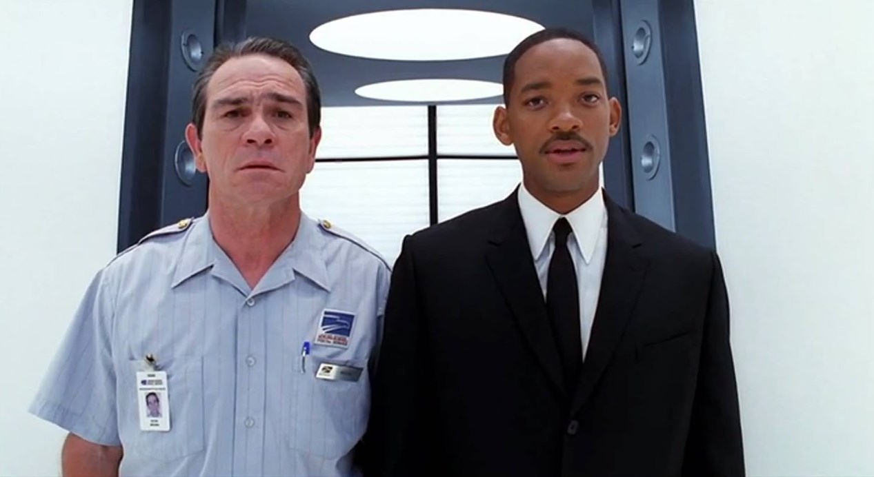 (l to r) K (Tommy Lee Jones) brought back from his civilian life as a postal worker to the MIB again by agent J (Will Smith) in Men in Black II (2002)