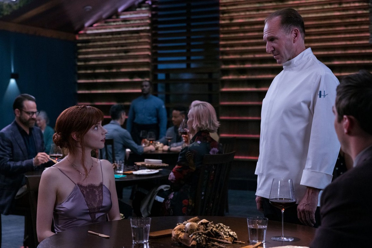Margot Mills (Anya Taylor-Joy) and Chef Julian Slowik (Ralph Fiennes) in The Menu (2022)