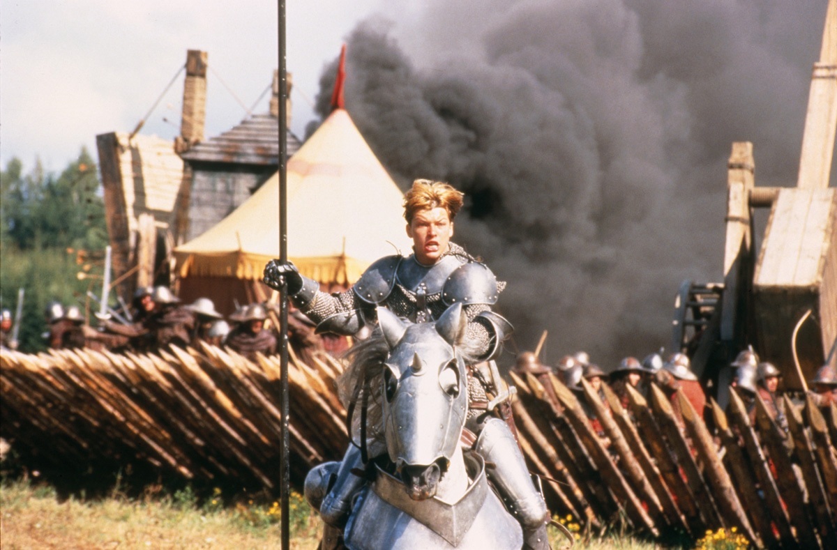 Joan (Milla Jovovich) leads the troops in battle in The Messenger: The Story of Joan of Arc (1999)