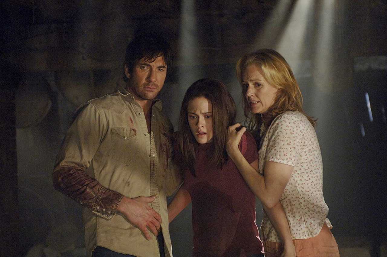 Dylan McDermott. Kristen Stewart and Penelope Ann Miller in The Messengers (2007)