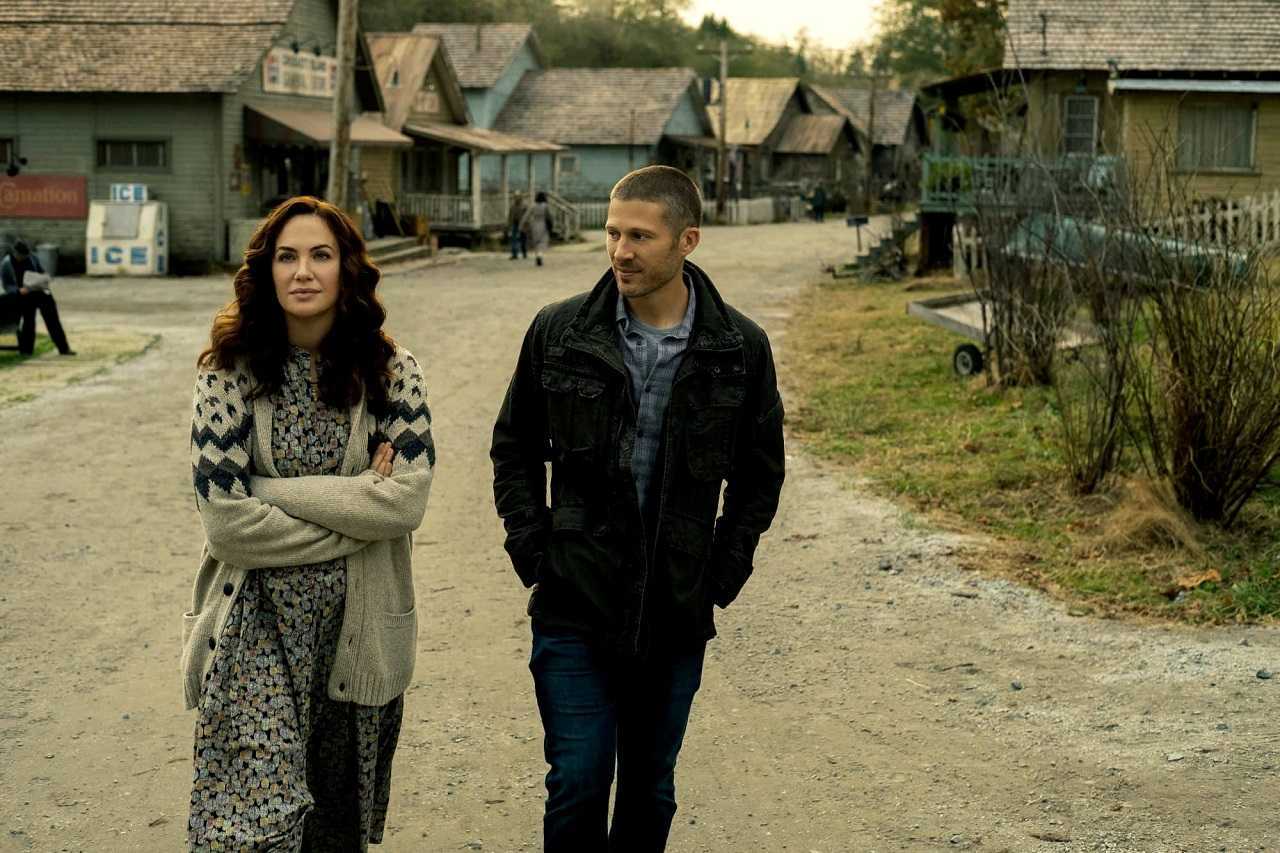 Erin Greene (Kate Siegel) and Riley Flynn (Zach Gilford) in Midnight Mass (2021)