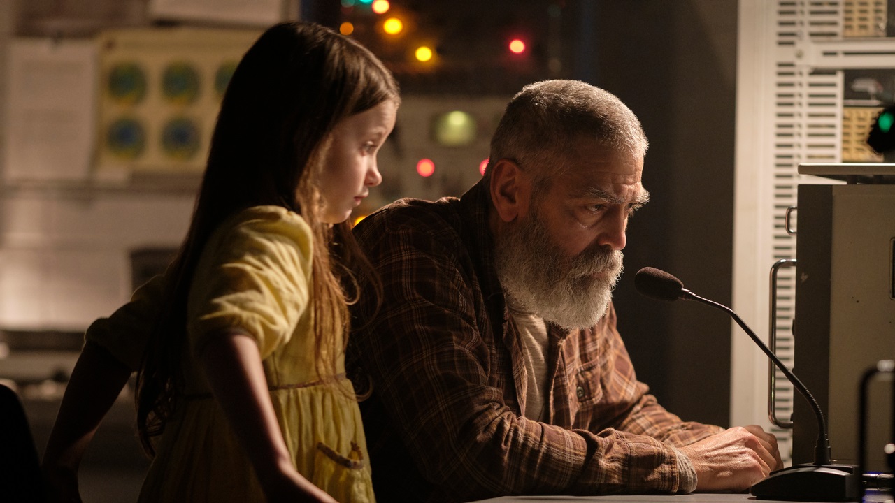 Augustine Lofthaus (George Clooney) and Iris (Caoilinn Springall) try to communicate with the Aether