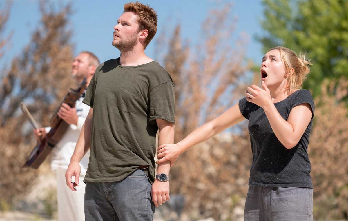 Florence Pugh with boyfriend Jack Reynor witnesses the clifftop ritual DSCF9328.RAF in Midsommar (2019)