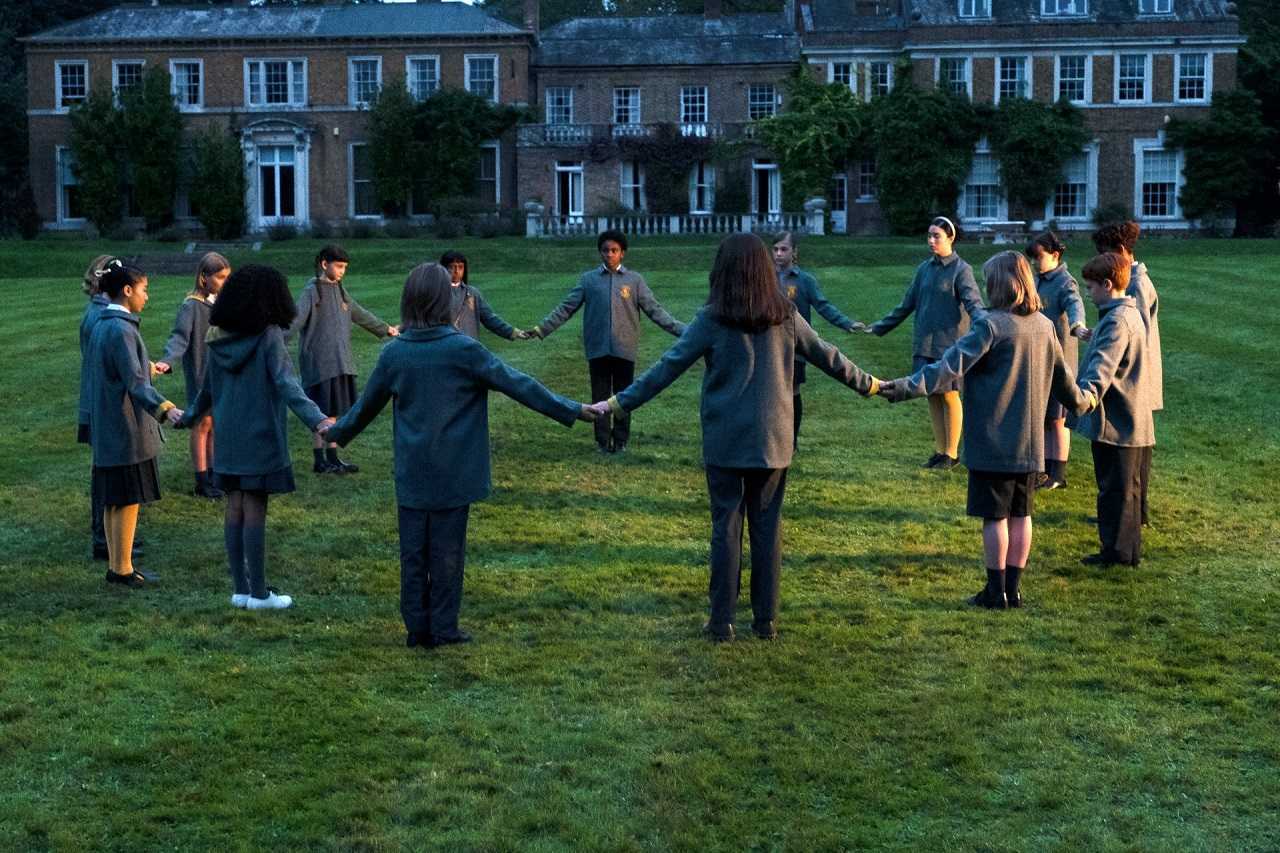 The alien children form a circle in The Midwich Cuckoos (2022)