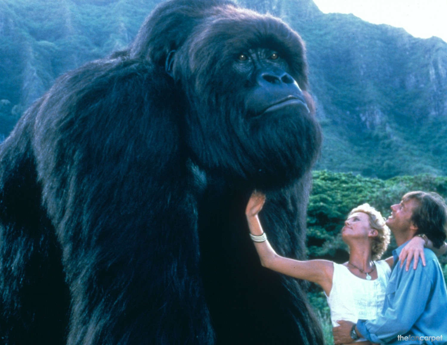 Joe the ape with Charlie Theron and Bill Paxton in Mighty Joe Young (1998)