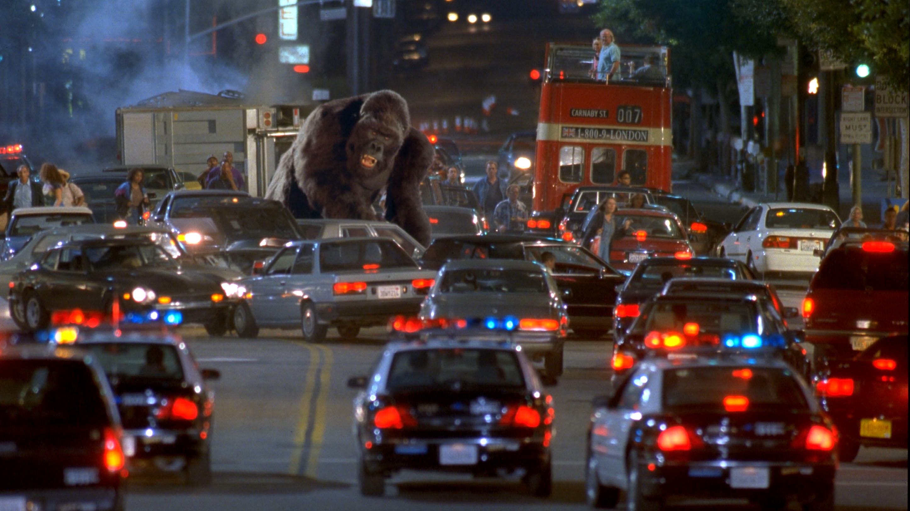 Joe rampages through Hollywood in Mighty Joe Young (1998)