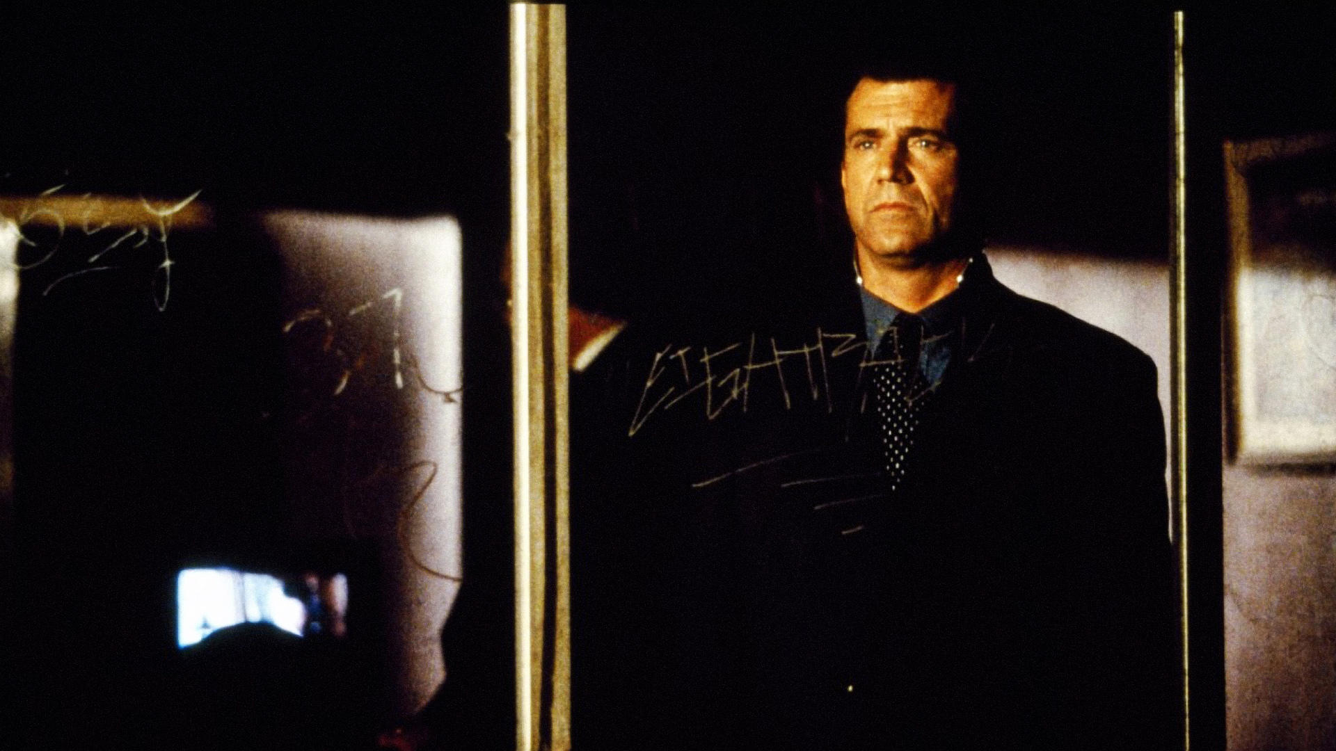 Investigating detective J.B. Skinner (Mel Gibson) in The Million Dollar Hotel (2000)