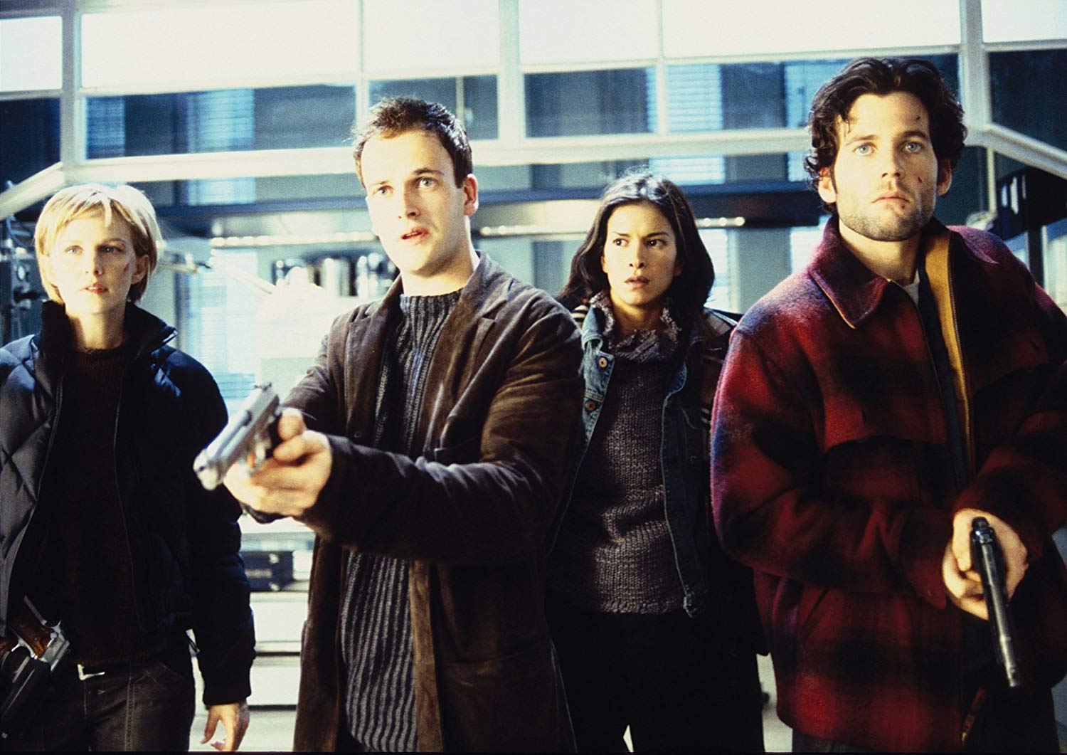 The trainee profilers - Kathryn Morris, Jonny Lee Miller, Patricia Velasquez, Eion Bailey - try to work out who among their number is the killer in Mindhunters (2004)