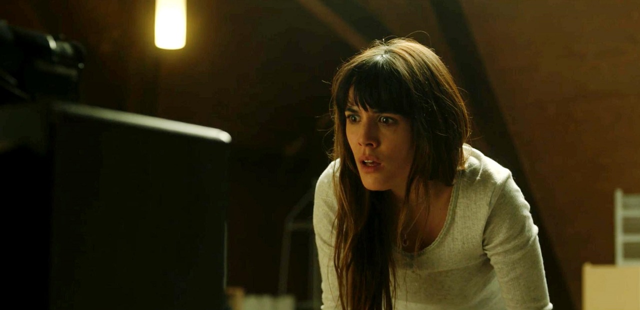 Adriana Ugarte in a cross-time video call in Mirage (2018)