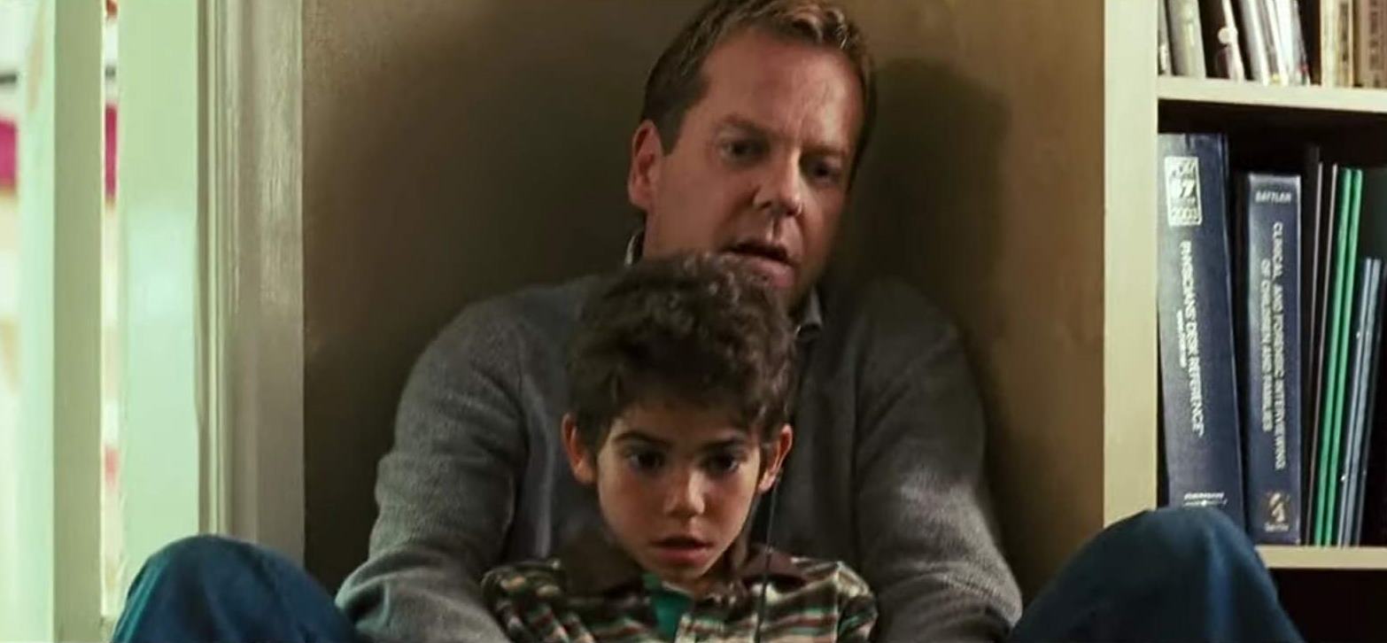 Kiefer Sutherland tries to protect his son Cameron Boyce from the menace of the Mirrors (2008)