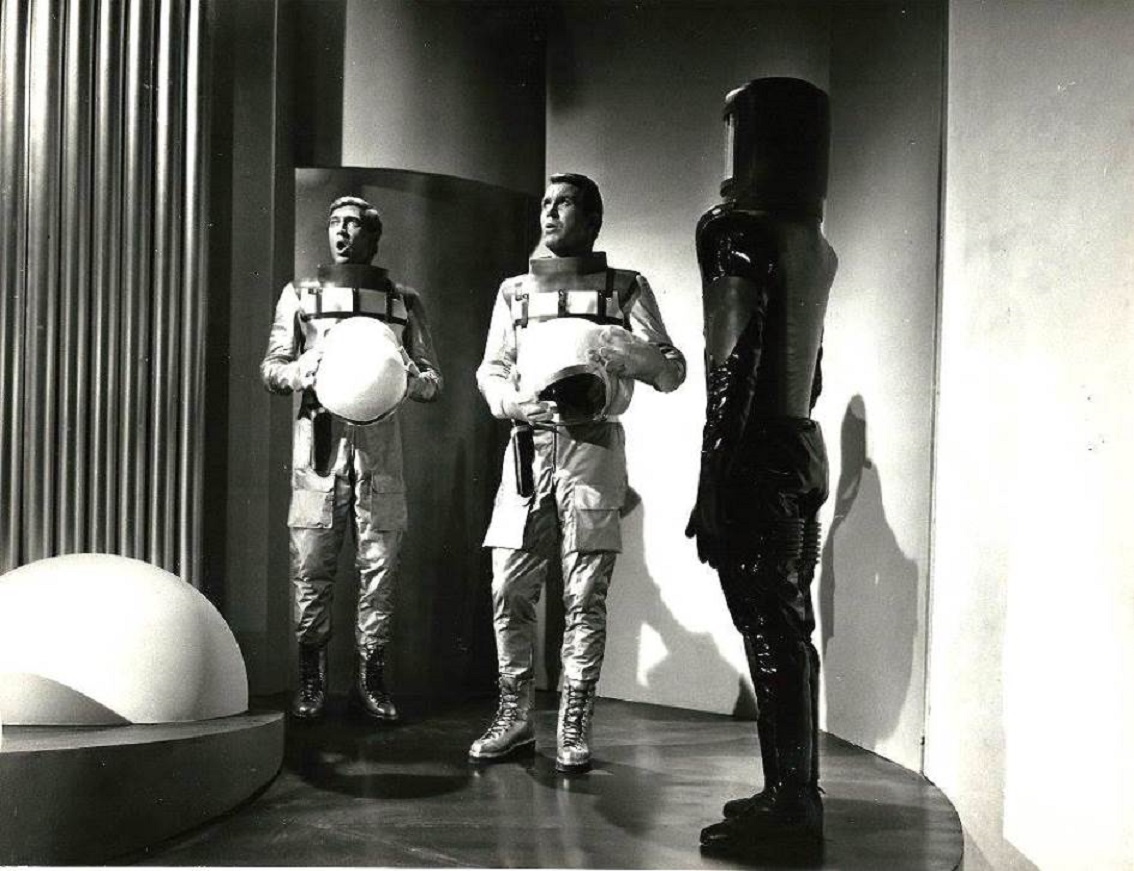 Perry Rhodan (Lang Jeffries) and Luis Davila enter the Archon ship in Mission Stardust (1967)