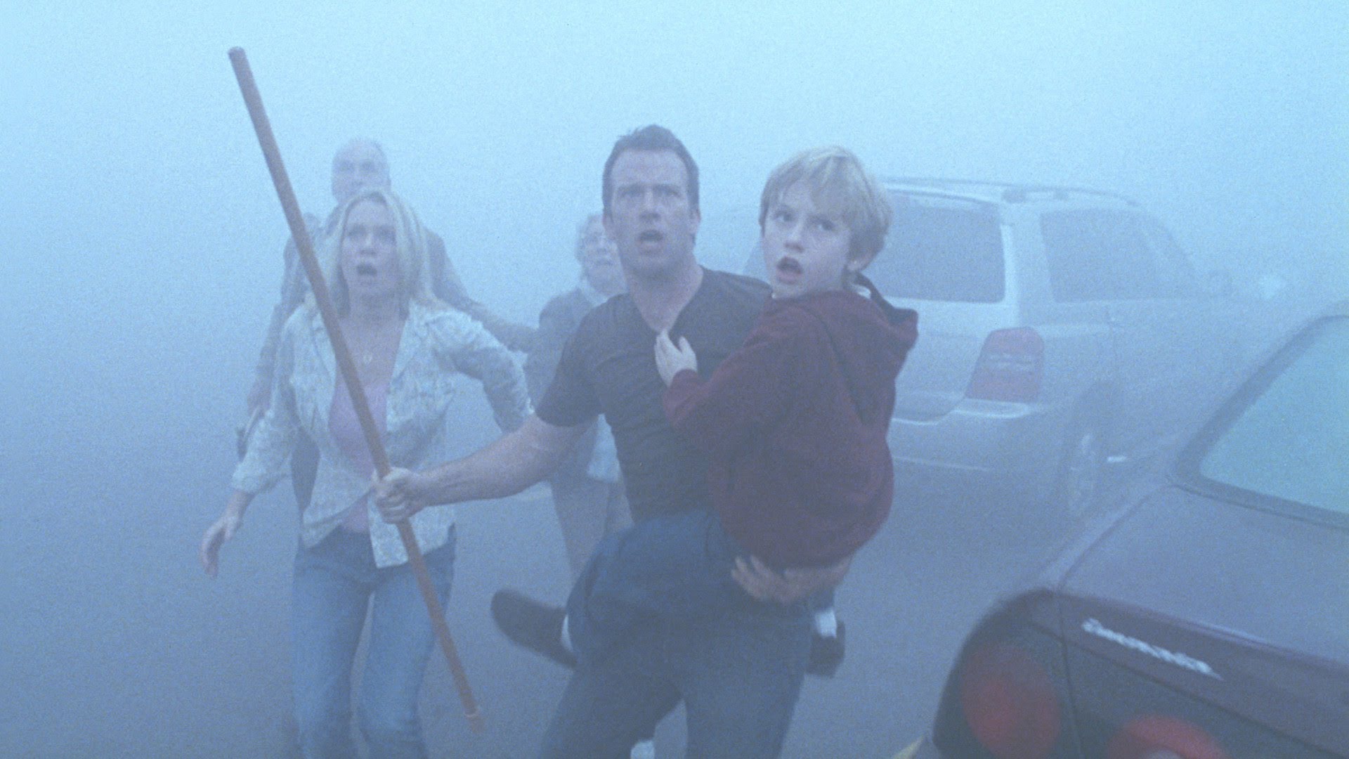 Laurie Holden, Thomas Jane, Nathan Gamble in The Mist (2007)