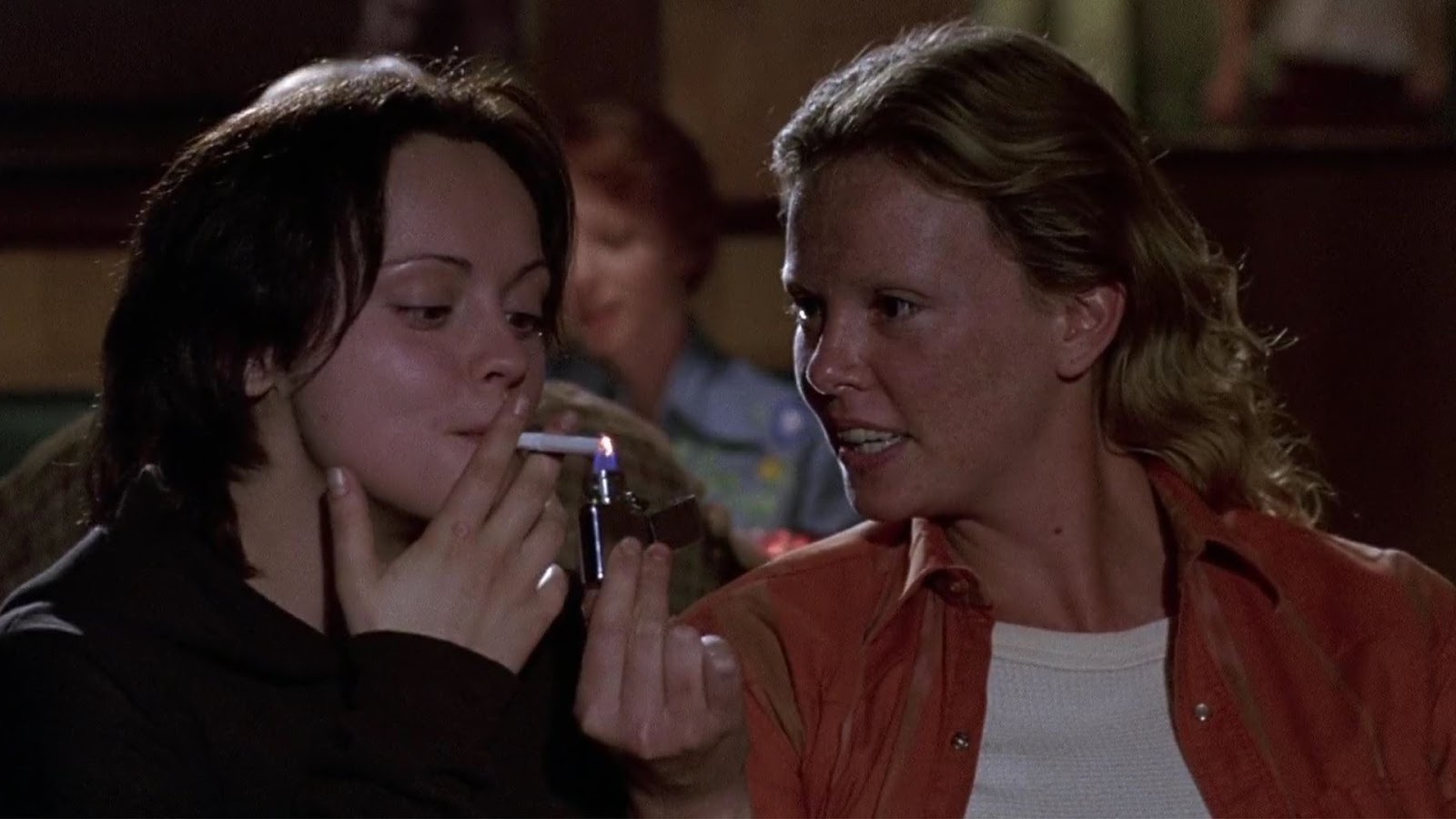 Aileen (Charize Theron) (r) with girlfriend Selby (Christina Ricci) (l) in Monster (2003)