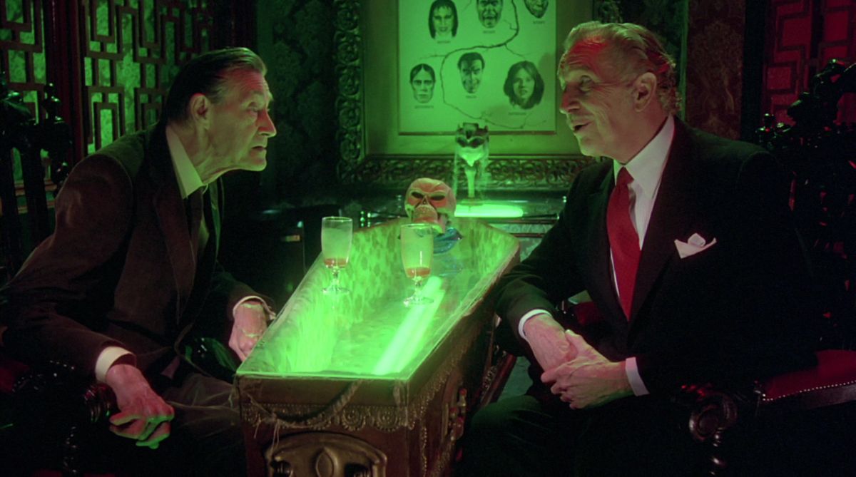 Horror author Ronald Chetwynd-Hayes (John Carradine) is introduced to the Monster Club by the vampire Erasmus (Vincent Price)