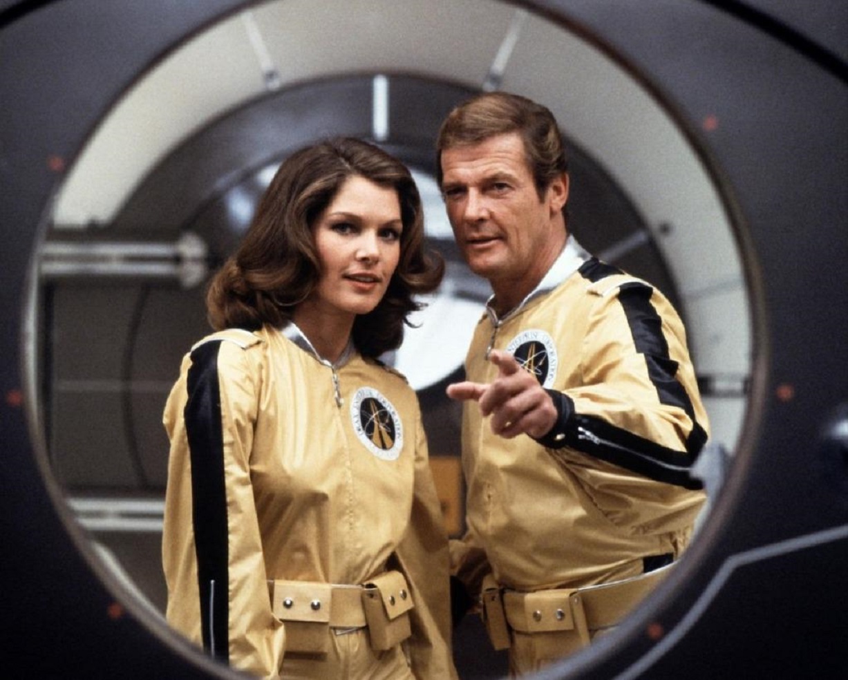 James Bond (Roger Moore) and Dr Holly Goodhead (Lois Chiles) in Moonraker (1979)