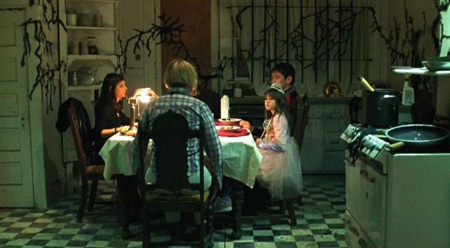 (clockwise from left) Alexandra Adi, Dan Byrd, Stephanie Patton and Denise Crosby sit down to dinner amid creeping fungus in Mortuary (2005)