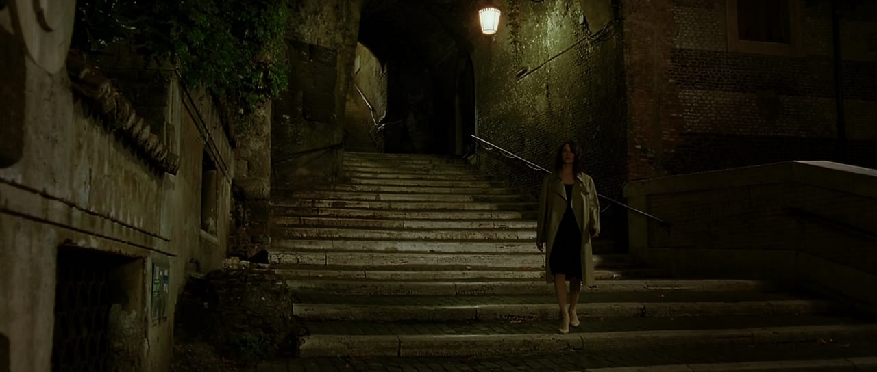 Asia Argento wanders the streets of Rome in Mother of Tears: The Third Mother (2007)