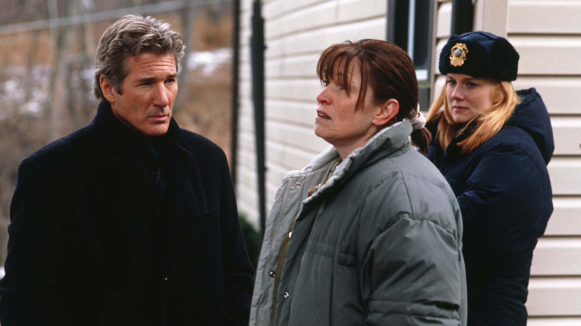 Richard Gere and sheriff Laura Linney question local woman Lucinda Jenney in The Mothman Prophecies (2002)