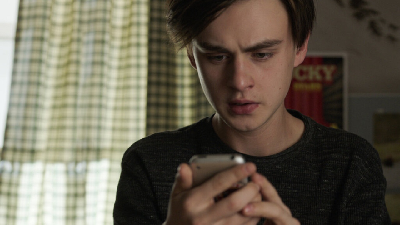 Jaeden Martell receives text messages from the dead in Mr Harrigan's Phone (2022)