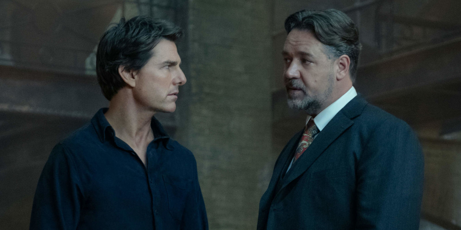 Tom Cruise as Nick Morton meets Dr Jekyll (Russell Crowe) in The Mummy (2017)