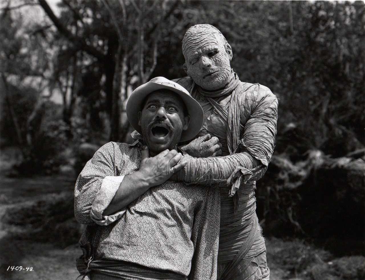 Kharis (Lon Chaney Jr) attacks Cajun Joe (Kurt Katch) in The Mummy's Curse (1944)