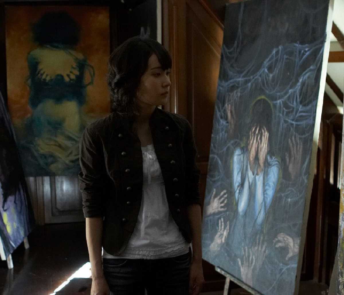 Jo An searches for the haunted portrait in Muoi (2007)