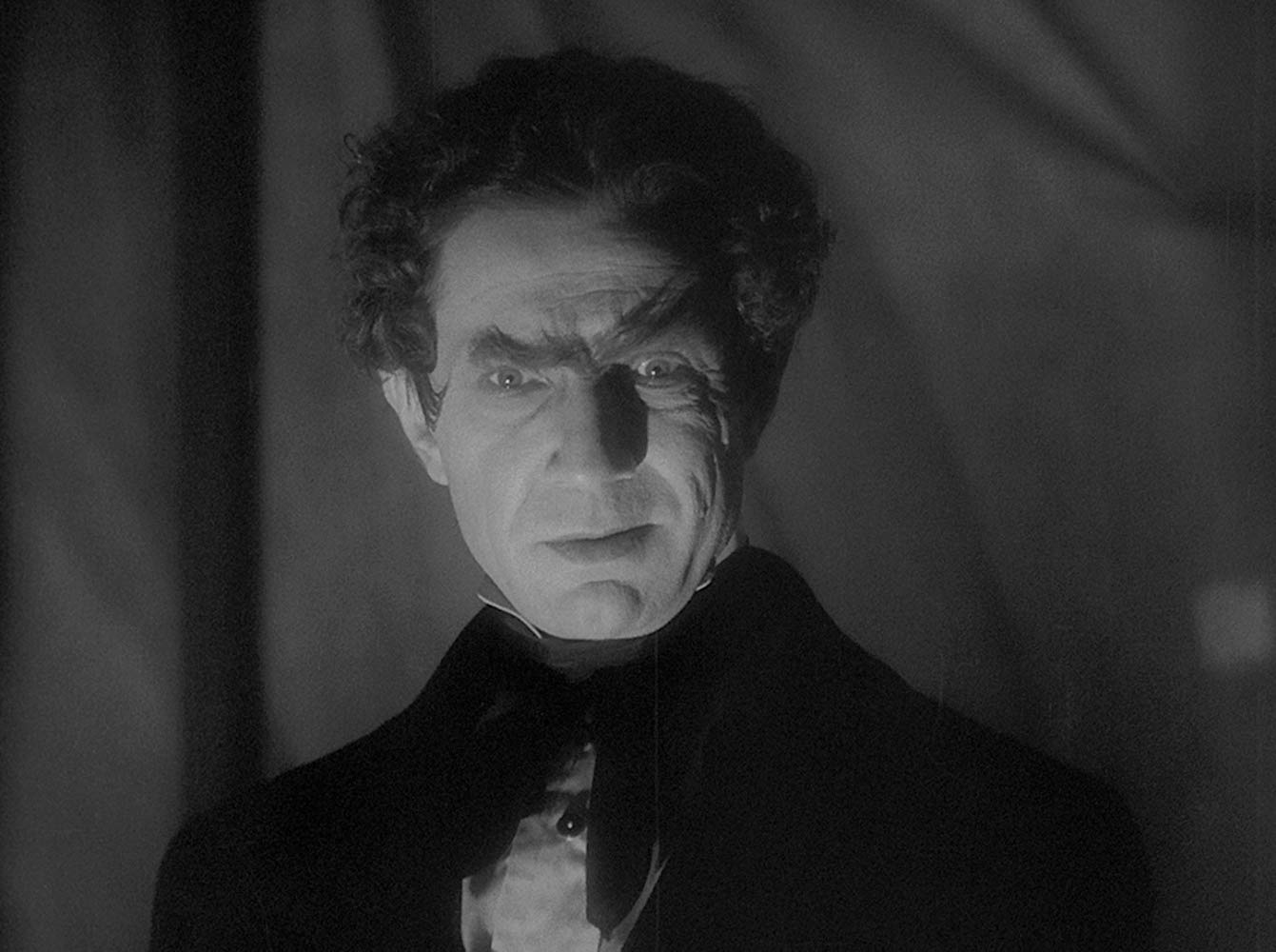 Bela Lugosi as Dr Mirakle in Murders in the Rue Morgue (1932)