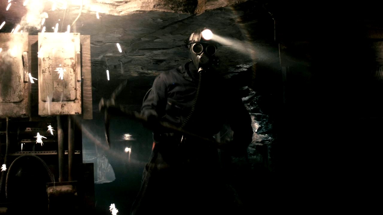 The killer with pickaxe and gas mask in My Bloody Valentine (2009)