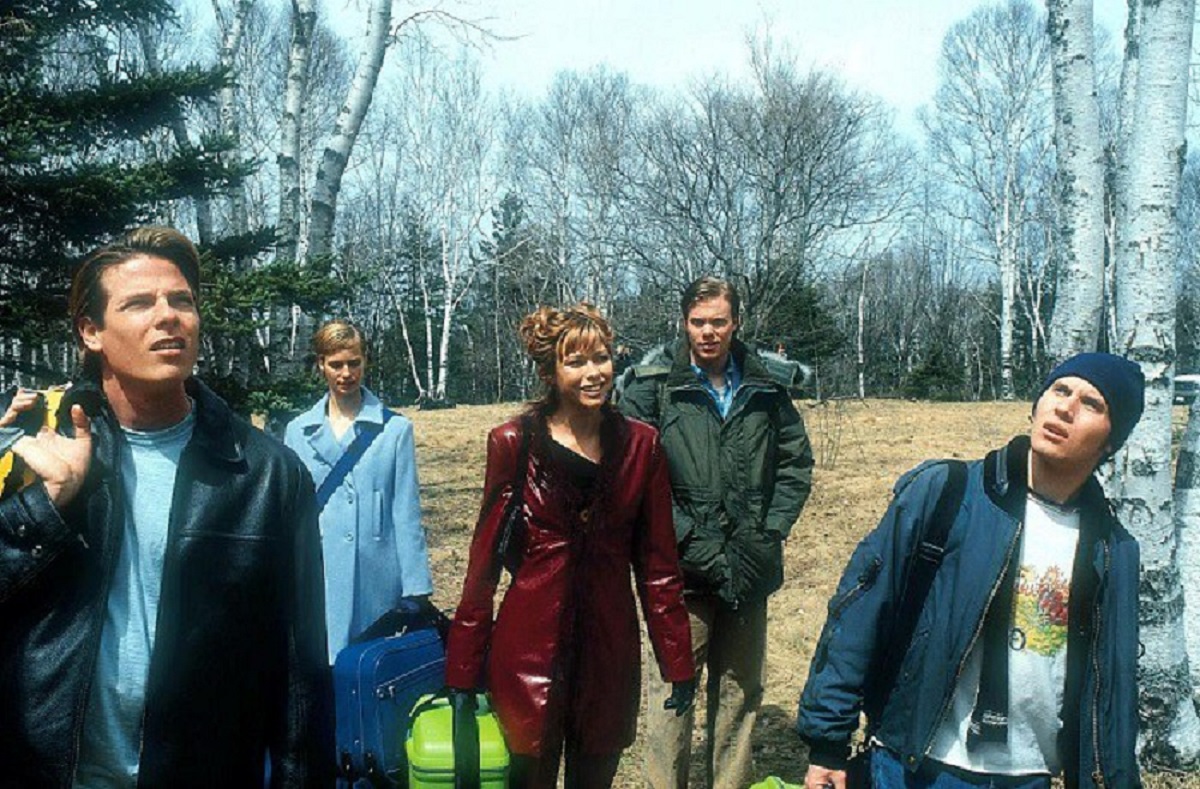 The contestants arrive at the house - (l to r) Sean CW Johnson, Laura Regan, Jennifer Sky, Stephen O'Reilly and Kris Lemche in My Little Eye (2002)