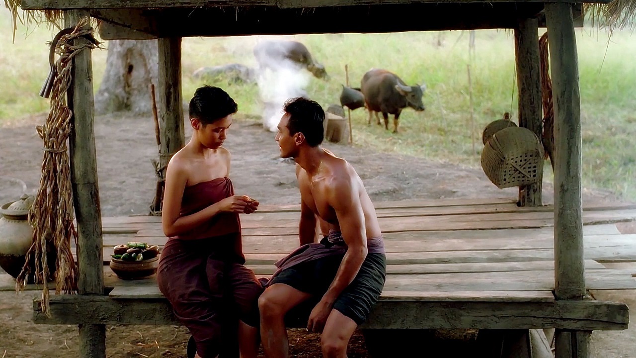Husband and wife Nang Nak (Intira Jaroenpura) and Mak (Winai Kraibutr) in Nang Nak (1999)