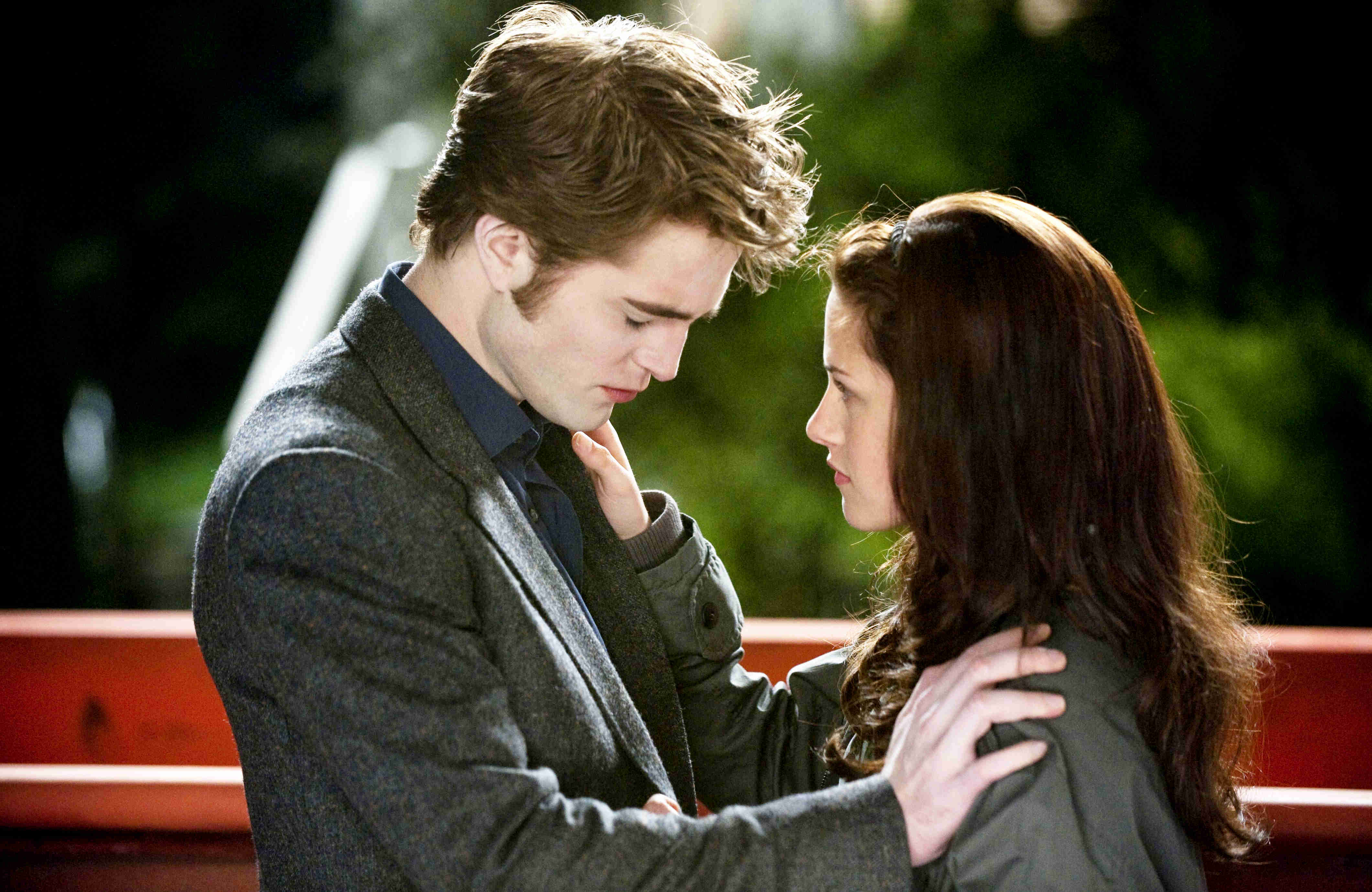 Edward Cullen (Robert Pattinson) and Bella Swan (Kirsten Stewart) in New Moon (2009)