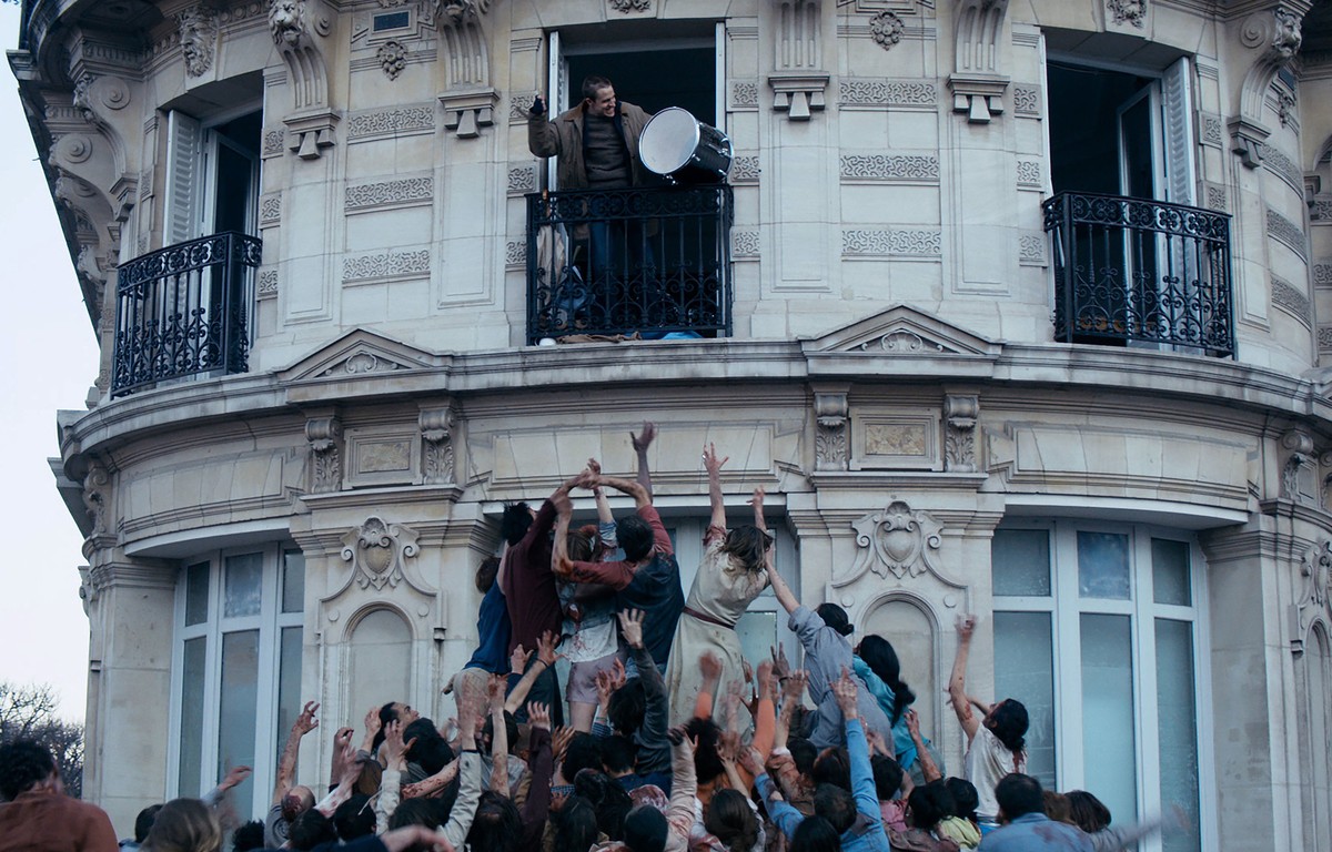 Anders Danielsen Lie turns a Parisian apartment into his own paradise from the zombie horde outside in The Night Eats the World (2018)