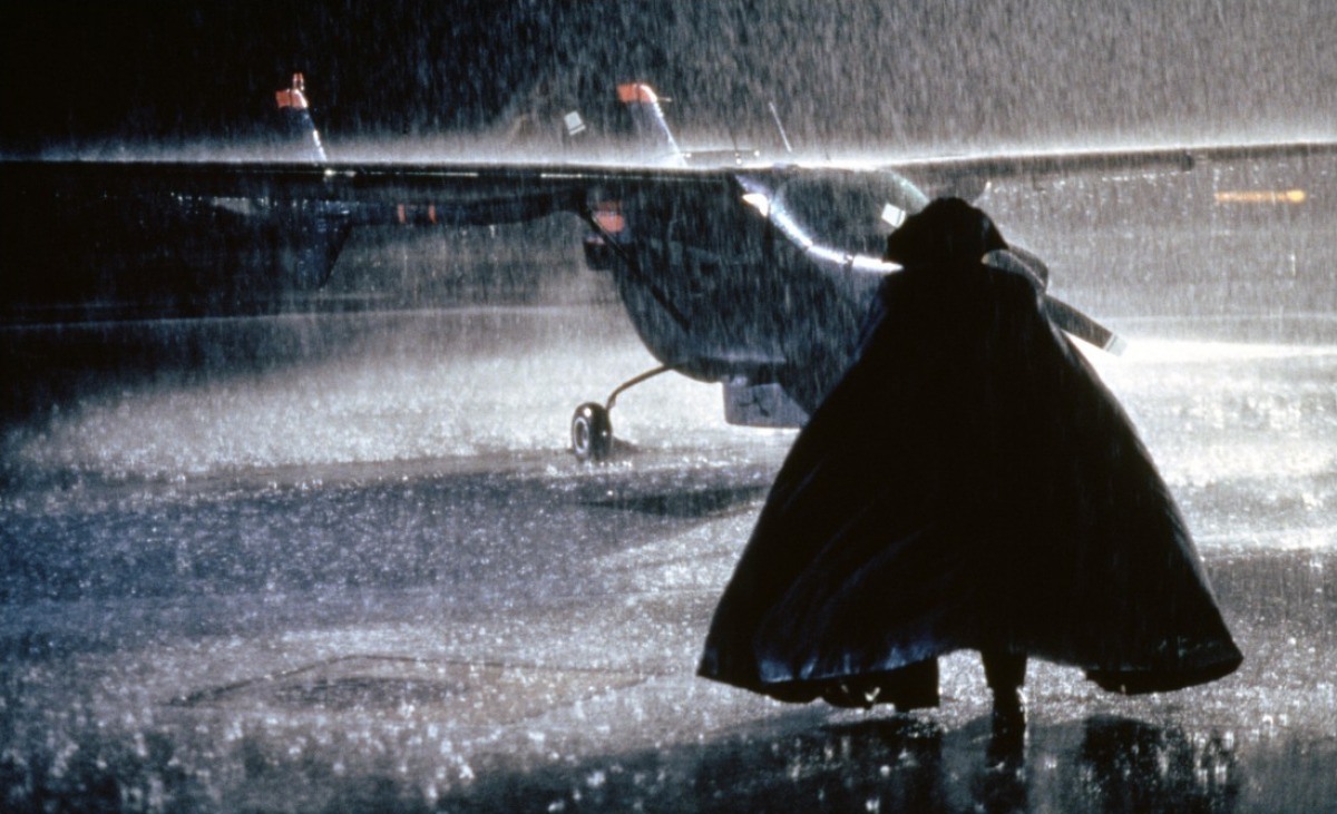 The vampire makes its way to its plane in The Night Flier (1997)