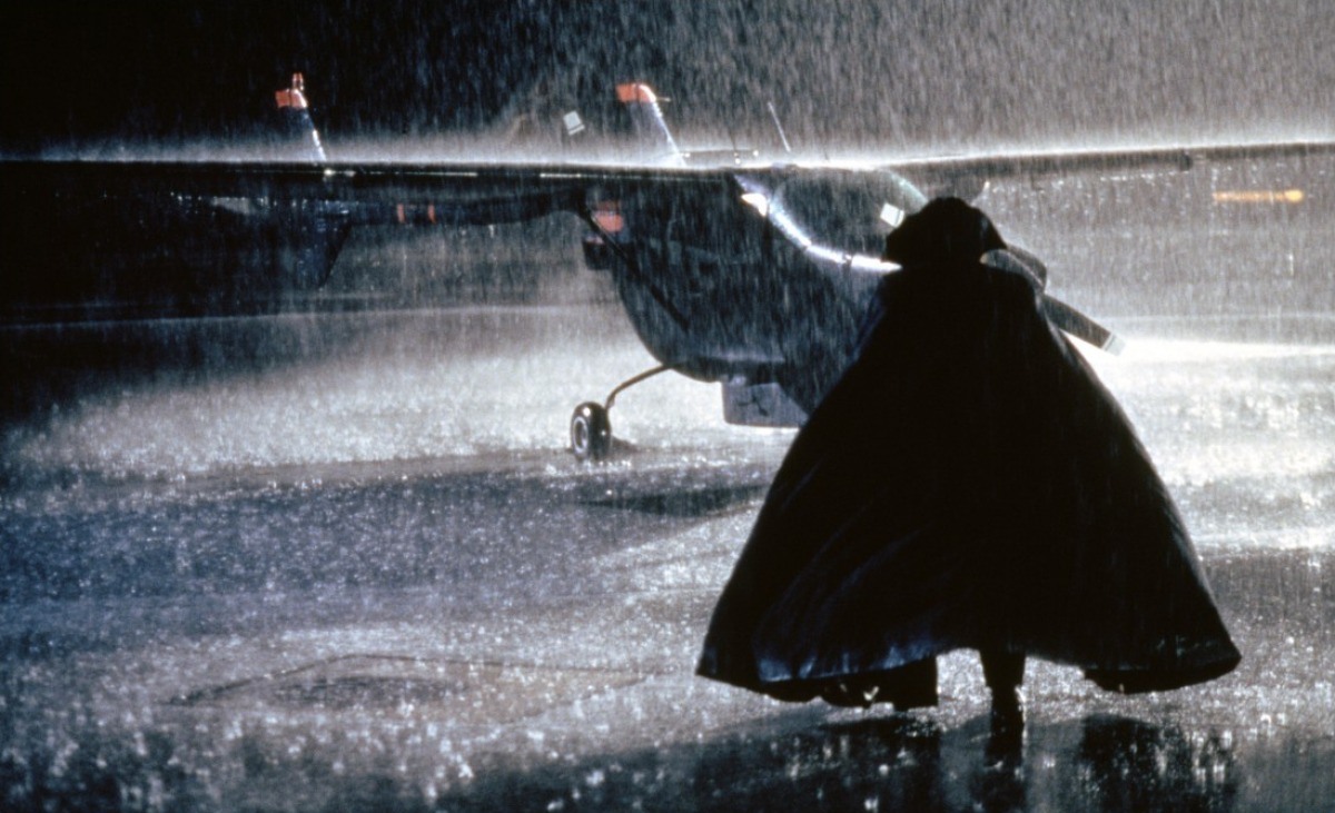 The vampire makes its way to its plane in The Night Flier (1997)