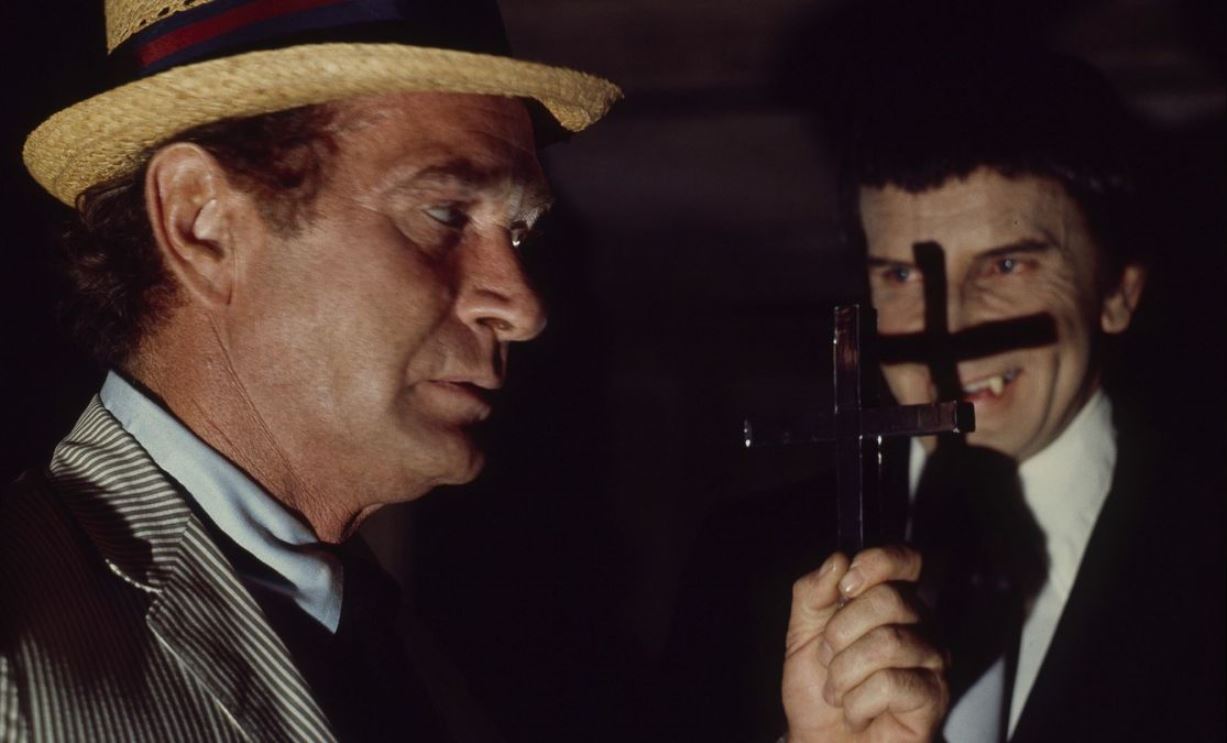 Carl Kolchak (Darren McGavin) wards the vampire Janos Skorzeny (Barry Atwater) off with a crucifix in The Night Stalker (1972)