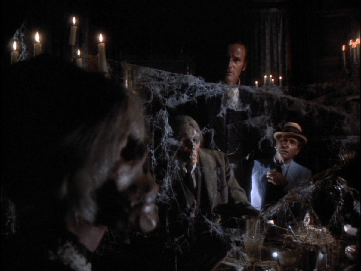 Carl Kolchak (Darren McGavin) (r) confronts the killer (Richard Anderson) (c) in the Seattle underworld in The Night Strangler (1973)