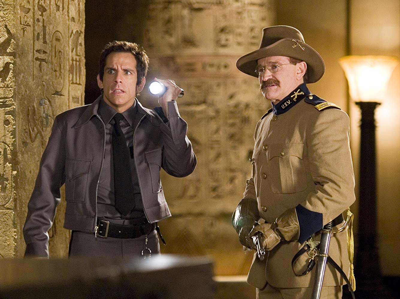 Security guard Larry Daley (Ben Stiller) and Teddy Roosevelt (Robin Williams) in Night at the Museum (2006)