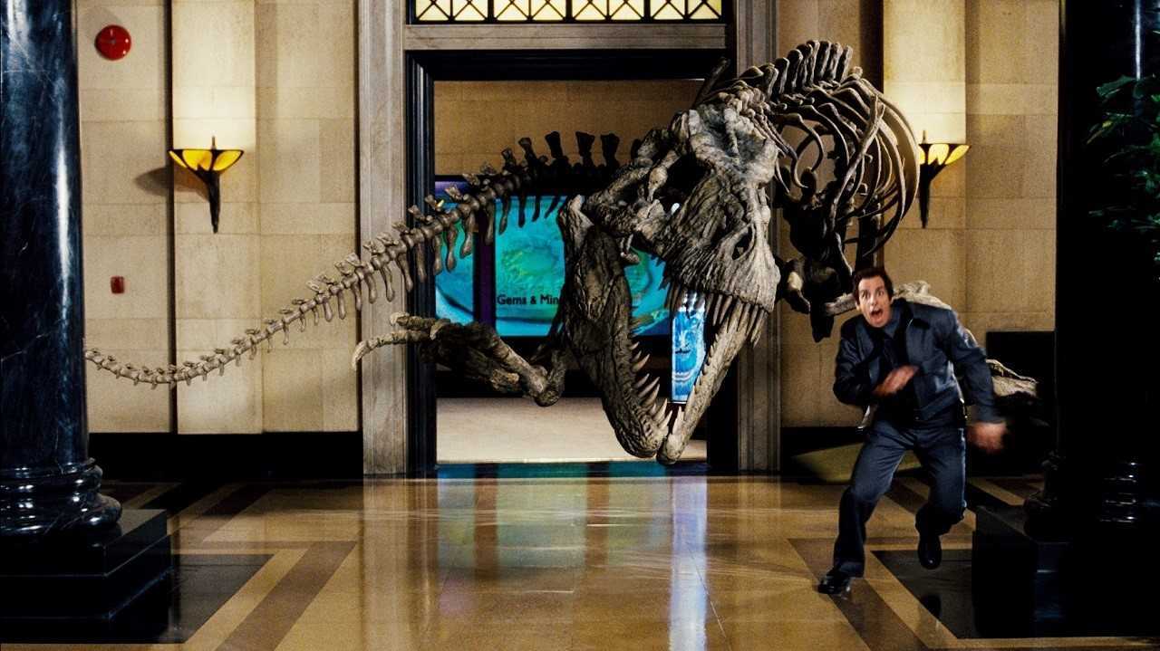Ben Stiller pursued by a dinosaur skeleton in Night at the Museum (2006)