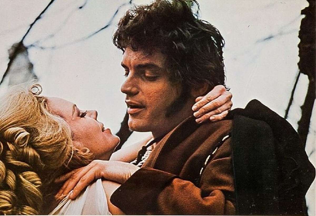 Davis Selby as his ancestor Charles with the witch Angelique (Lara Parker) in Night of the Dark Shadows (1971)