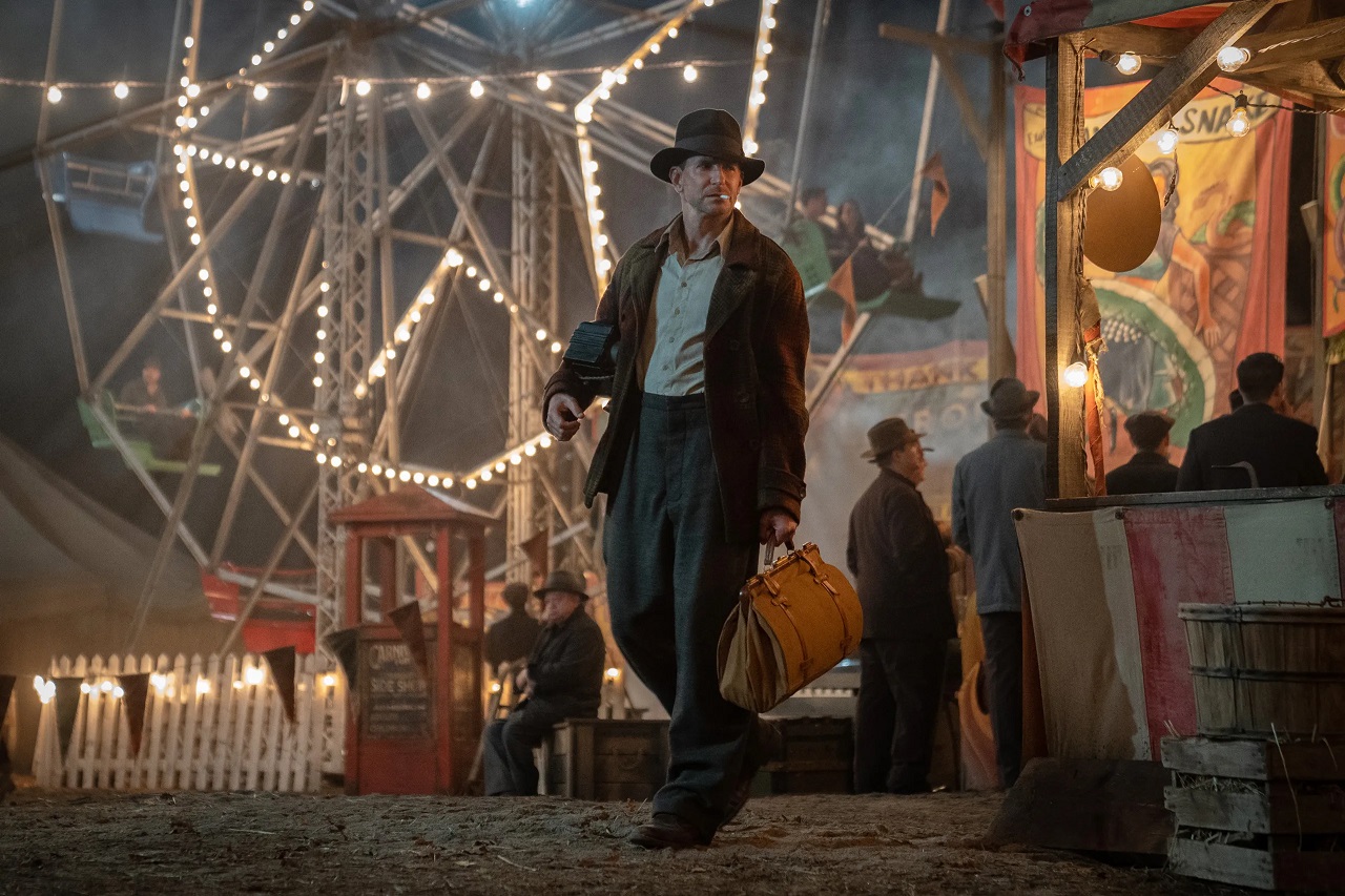 Stanton Carlisle (Bradley Cooper) arrives at the circus in Nightmare Alley (2021)